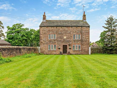 an old brick house with a large grass yard at 4 Bed in Clitheroe 94409 in Newton