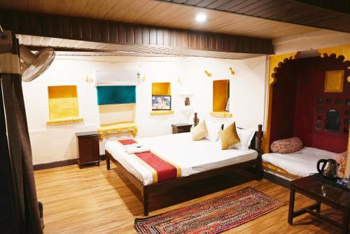une chambre avec deux lits dans une pièce dans l'établissement Veda Heritage Haveli, à Udaipur