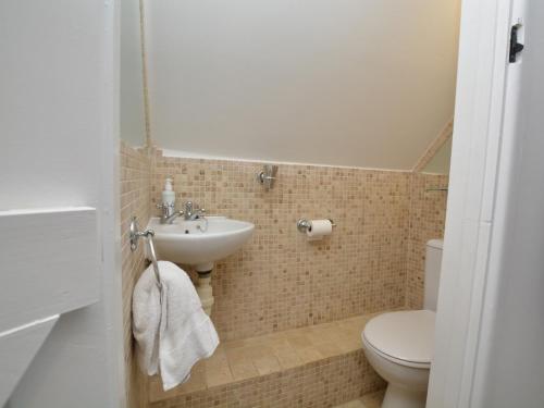 Ένα μπάνιο στο 2 Bed in Burton Bradstock DC166
