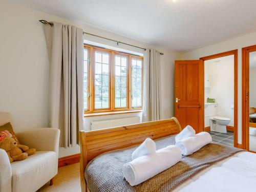 Postel nebo postele na pokoji v ubytování 6 Bed in Lyme Regis 80470