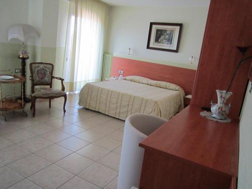 Кровать или кровати в номере Tourist Hotel