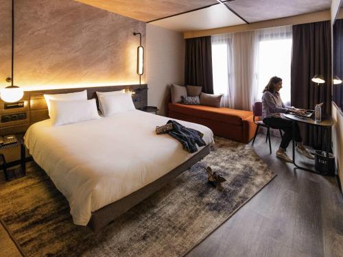 Ein Bett oder Betten in einem Zimmer der Unterkunft Novotel Paris Suresnes Longchamp