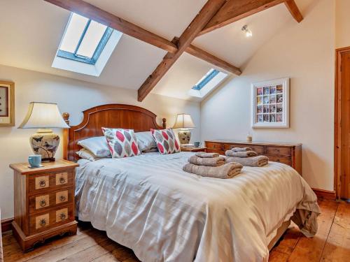 une chambre avec un grand lit avec deux serviettes dessus dans l'établissement 2 Bed in Llangorse 91085, à Llangorse