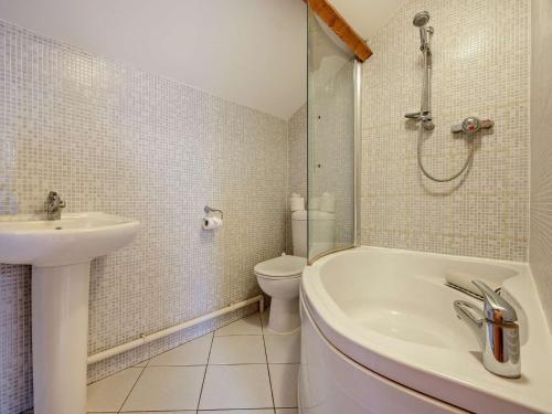 une salle de bains avec lavabo, baignoire et toilettes dans l'établissement 2 Bed in Llangorse 91085, à Llangorse