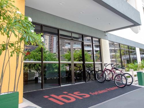 a group of bikes parked outside of a building at ibis Fortaleza Praia de Iracema in Fortaleza