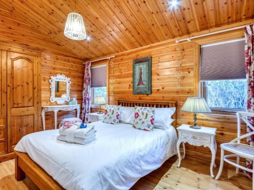 una camera con un letto in una baita di tronchi di 3 Bed in Great Ayton 77736 a Great Ayton