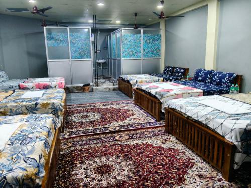 Una cama o camas en una habitación de Maha Periyava Kuteeram Family Room