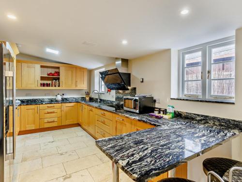 Η κουζίνα ή μικρή κουζίνα στο 6 Bed in Longnor 77369