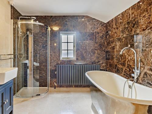 Ένα μπάνιο στο 6 Bed in Longnor 77369