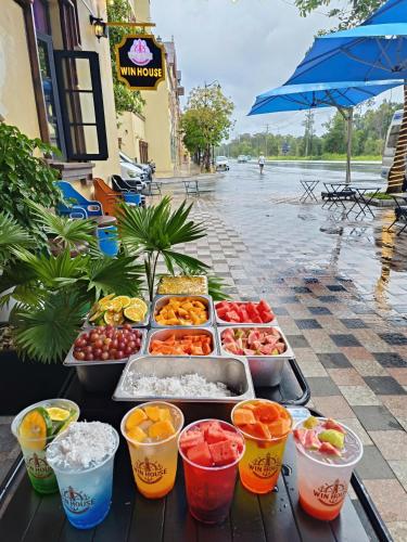 Un buffet de frutas y verduras en una mesa en Win House Hotel, en Phu Quoc