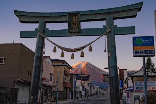 a sign on a street with a mountain in the background at Villas Waraku in Fujiyoshida