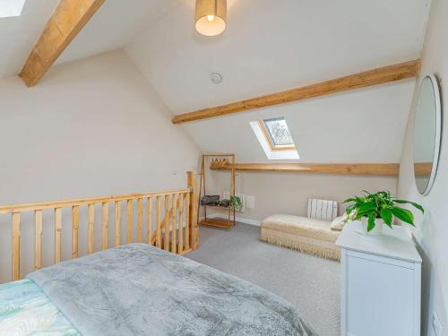 Postel nebo postele na pokoji v ubytování 1 Bed in Aberystwyth 83551