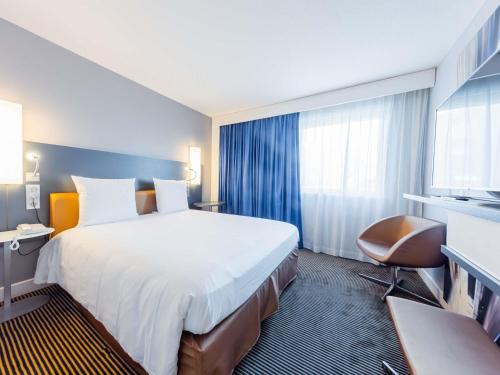 Кровать или кровати в номере Mercure Paris Massy Gare TGV