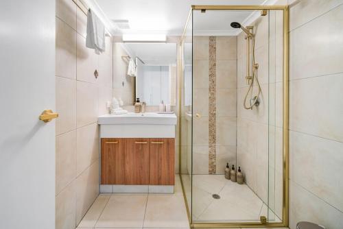 y baño con ducha, lavamanos y ducha. en SaltHaus - Luxurious coastal escape 100m to beach, en Alexandra Headland