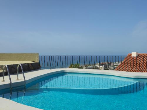 ein Swimmingpool an der Seite eines Gebäudes in der Unterkunft Villa piscina privada MadreselvaSuite in San Bartolomé de Tirajana