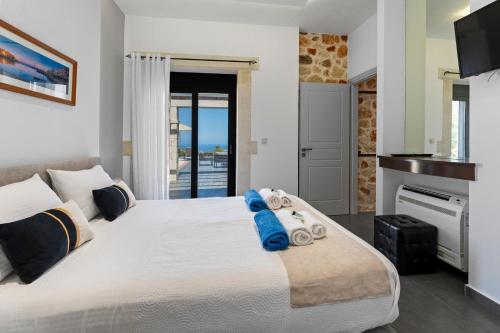 a bedroom with a large bed with towels on it at Villa Resi in Vamos