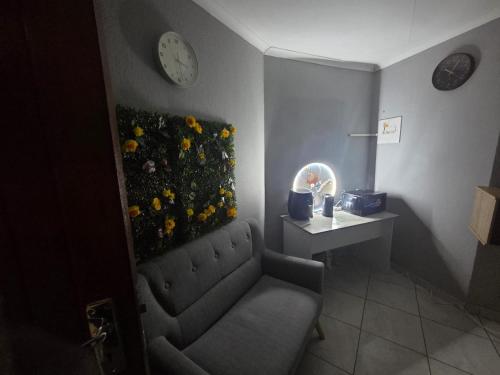 Χώρος καθιστικού στο Zone 4 Motel