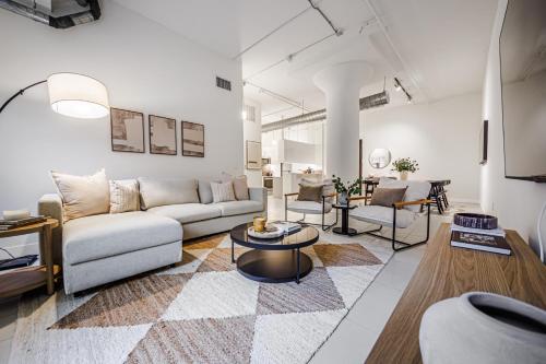 Χώρος καθιστικού στο Industrial Style 2BR Condo Downtown LA With Rooftop!