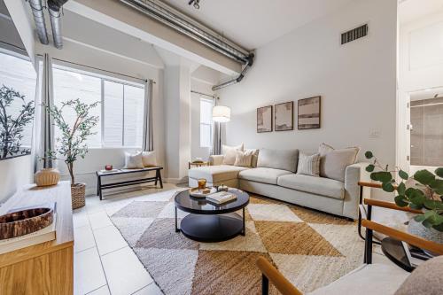 Χώρος καθιστικού στο Industrial Style 2BR Condo Downtown LA With Rooftop!