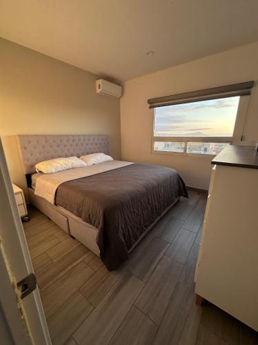 Una cama o camas en una habitación de Family home with ocean views 40 minutes from vineyards