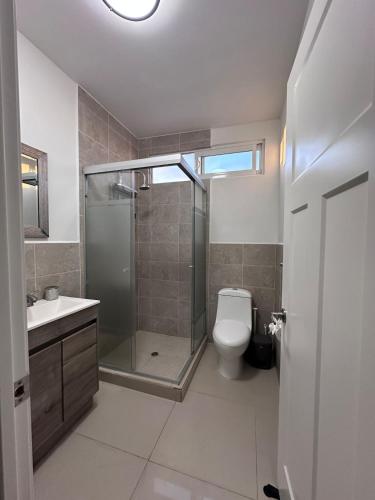 Un baño de Family home with ocean views 40 minutes from vineyards