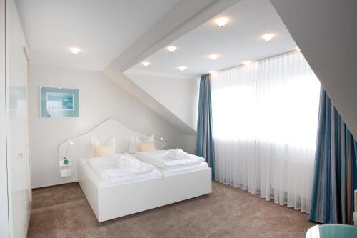 Postel nebo postele na pokoji v ubytování Frühstückshotel Seemannsbraut Amrum-adults only ab 18 Jahre-keine Haustiere-