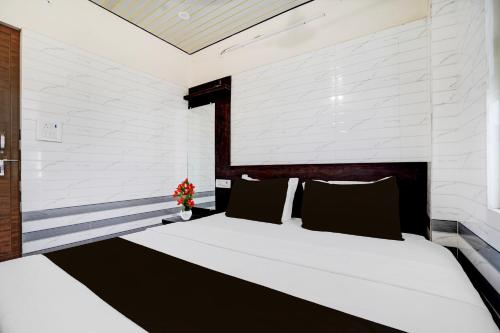 a bedroom with a large bed in a room at Super Hotel O Krishna Janam Bhoomi Formerly Ashirwad Palace in Mathura