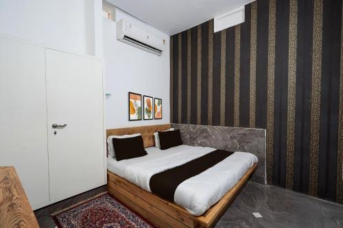 Postel nebo postele na pokoji v ubytování Super Hotel O Jodhpur Cantt Railway Junction Formerly Jannat Residency