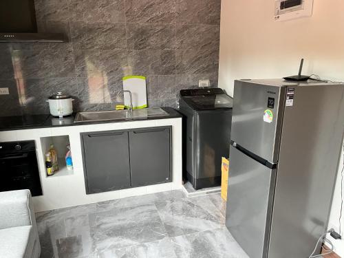 una cocina con frigorífico y fregadero en Your Red Earth Homestay, en Krabi