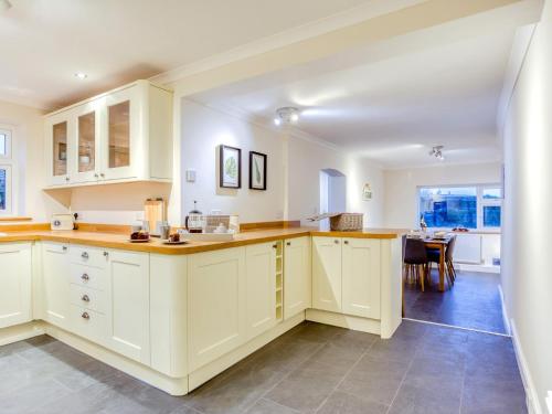 Η κουζίνα ή μικρή κουζίνα στο 4 Bed in Parkham 76452