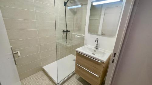 Un baño con ducha, lavabo e inodoro. en Le Repos du Marin - Au Port de Plaisance, en Rochefort