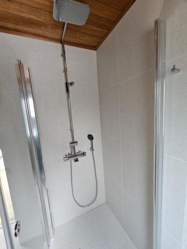 Koupelna v ubytování Aurora welcome newly built riverside cottage