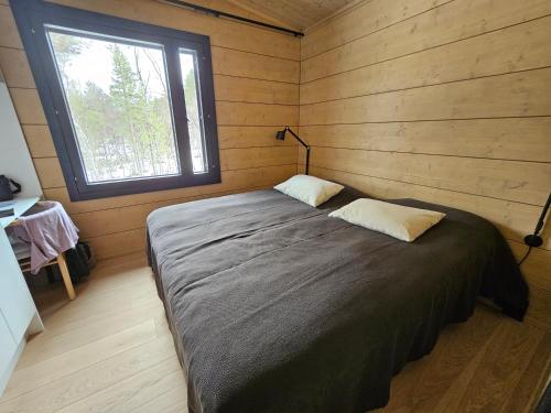 Postel nebo postele na pokoji v ubytování Aurora welcome newly built riverside cottage