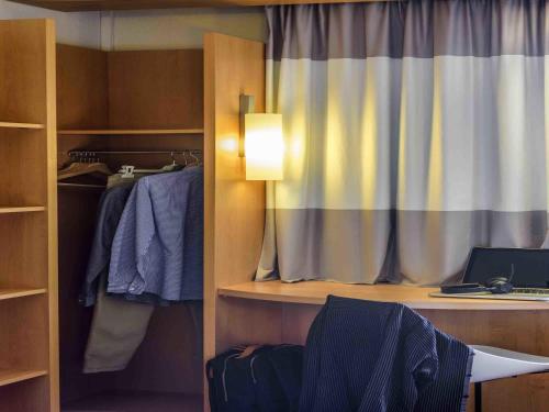 Una cama o camas en una habitación de ibis Lausanne Crissier