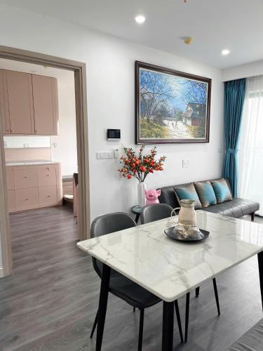 a living room with a table and a couch at Châu Giang Homestay, Nera Garden Huế in Thôn Văn Dương