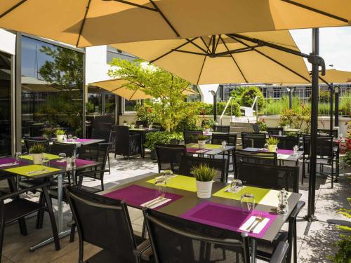 Un restaurante u otro lugar para comer en ibis Lausanne Crissier