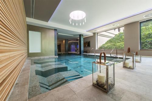 a swimming pool in a building with a lobby at Relais Monaco Country Hotel & Spa in Ponzano Veneto