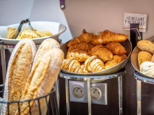 een heleboel verschillende soorten brood en gebak bij Mercure Paris Place d'Italie in Parijs