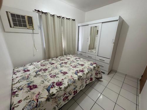 a bedroom with a bed and a dresser at Aluguel Círio , COP-30 apartamento todo mobiliado in Ananindeua
