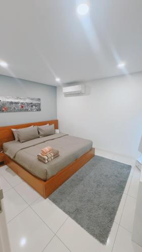 a bedroom with a bed and a rug at Horizon Condo 1BR in Choeng Mon Beach