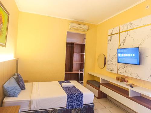 Postel nebo postele na pokoji v ubytování Miraa Guest House & Resto