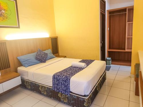 Postel nebo postele na pokoji v ubytování Miraa Guest House & Resto