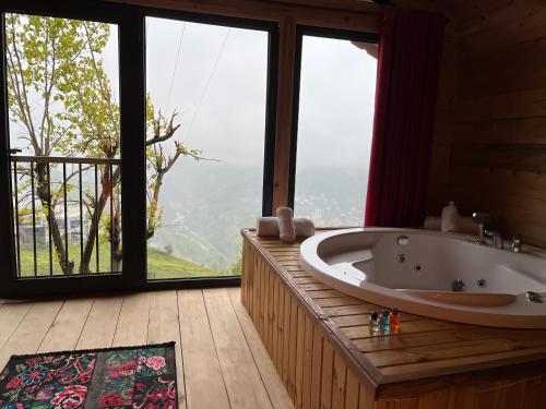 Landskap semula jadi dekat dengan chalet