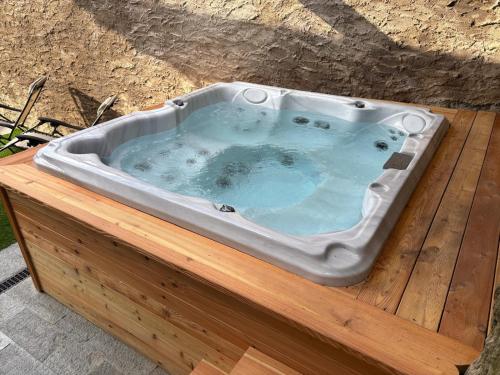 Фотография из галереи Green Chalet Scalotta - Private Garden with Jacuzzi and Spa в городе Дервио