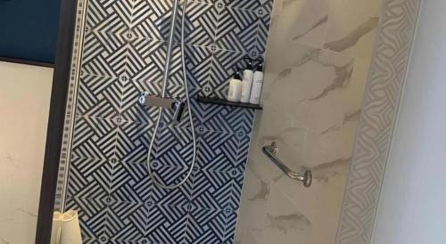 a shower in a bathroom with a wall at Jinjiang Metropolo Hotel - Taizhou Wanda Plaza in Taizhou