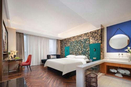 a hotel room with a bed and a bathroom at Jinjiang Metropolo Hotel - Taizhou Wanda Plaza in Taizhou