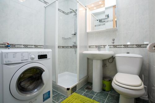 Bilik mandi di Podkoren Apartments