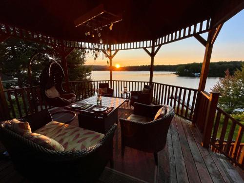 Výhled na řeku, která protéká v blízkosti chaty