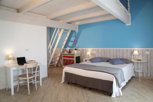 1 dormitorio con 1 cama grande y una escalera en Cascinetta32 en Invorio Inferiore
