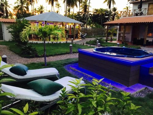a garden with a jacuzzi tub in a yard at 21 Palms in Las Galeras